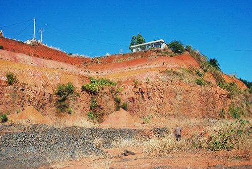 Mặt cắt biến đổi trực tiếp từ tầng đá bazan gốc sang tầng quặng bauxit ở phía trên, tại km5 phía bắc của thị xã Gia Nghĩa